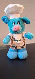 Leuk blauw varkentje knuffel met roze neus, koksmuts &schort, Ophalen of Verzenden, Overige typen