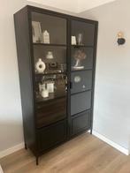 Zwarte metalen vitrinekast Ronja XL WOOOD, Huis en Inrichting, Kasten | Vitrinekasten, Ophalen, Met deur(en), 100 tot 150 cm, Zo goed als nieuw