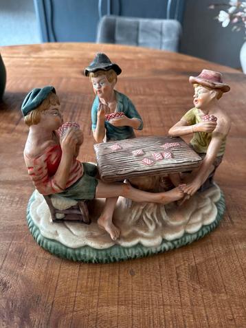 Retro beeld: Kaartende en valsspelende jongens, jaren '70 beschikbaar voor biedingen