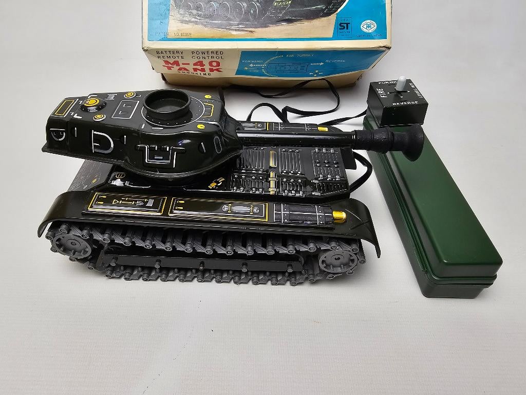 # Japanse M-40 tank met doos tin toy battery powered, remote, Antiek en Kunst, Antiek | Speelgoed, Ophalen