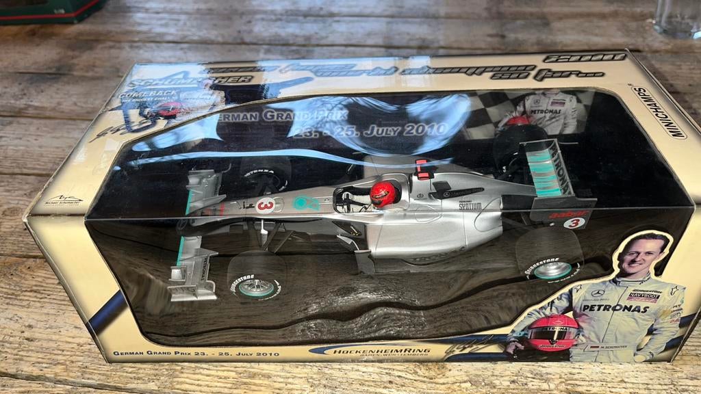 Mercedes GP Petronas F1 team M Schumacher 2010 showcar 1:18, Ophalen of Verzenden, Zo goed als nieuw, Formule 1