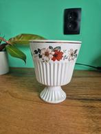 Bloempot op voet met bloemen., Rond, Ophalen of Verzenden, Zo goed als nieuw, Aardewerk