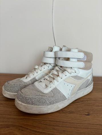 Witte DIADORA MAGIC BASKET MID ICONA WOMAN maat 38.5 beschikbaar voor biedingen