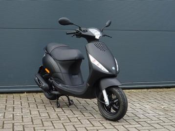 PIAGGIO ZIP 50 i 4T 45km 2023 Orig Mat zwart weinig km beschikbaar voor biedingen