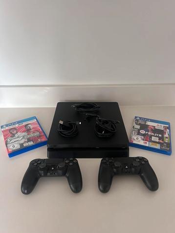  PlayStation 4 + 2 Controllers + FIFA 21 & F1 2020 Games beschikbaar voor biedingen