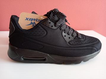 Zwarte sneakers  beschikbaar voor biedingen