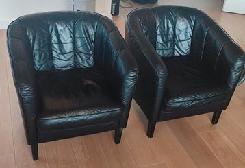 twee zwart lederen kuipstoelen  beschikbaar voor biedingen