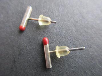 Oorstekers in de vorm van luciferstokjes. beschikbaar voor biedingen