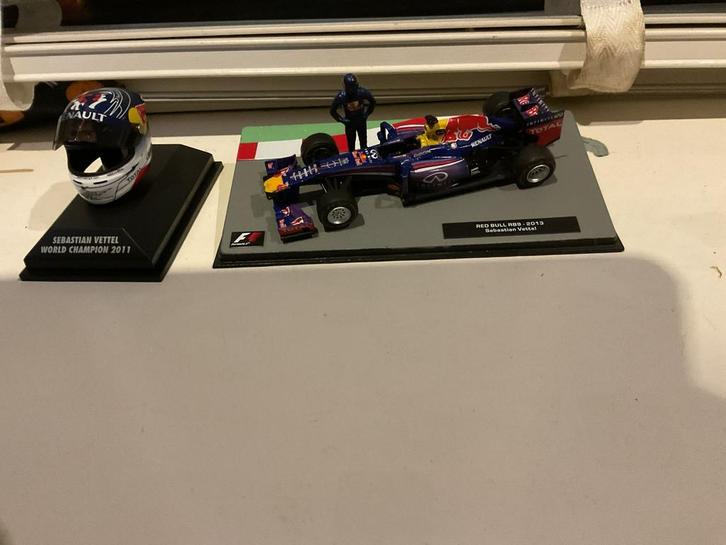 1:43 Sebastian Vettel  formule 1 set. Redbull tijd  4x Wk, Verzamelen, Automerken, Motoren en Formule 1, Zo goed als nieuw, Formule 1