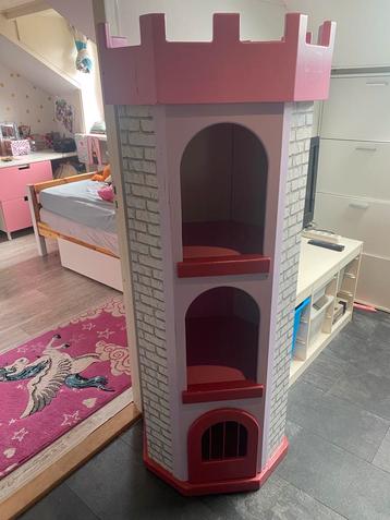 Leuke kasteel kast beschikbaar voor biedingen