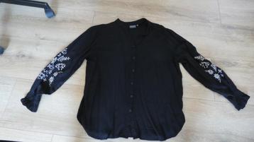 Zwarte blouse met borduursel op de mouwen van Twoday  beschikbaar voor biedingen