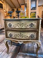 Sierlijk Florentijns Kastje / Ladekast, Ophalen