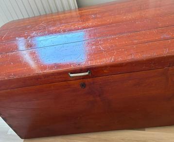 Hardhouten vintage dekenkist beschikbaar voor biedingen