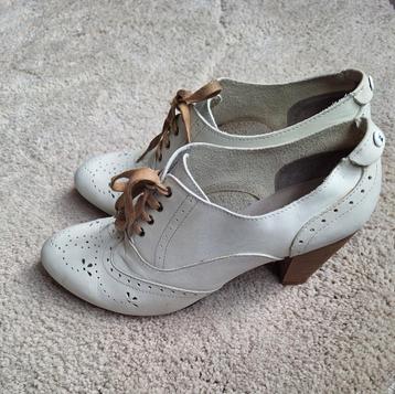 Vintage leren veterschoenen met hak maat 41
 beschikbaar voor biedingen