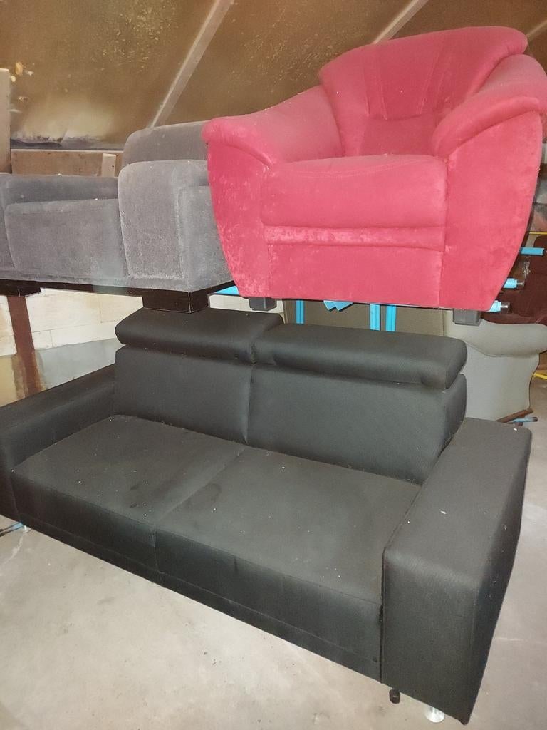 Trailer vol tweedehands bankstellen en fauteuils hoekbanken, Ophalen