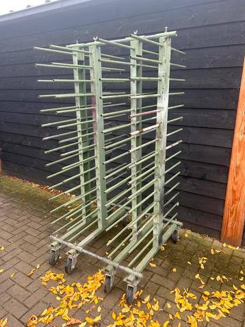 Spuitrekken / Droogrekken / Materiaalwagens beschikbaar voor biedingen