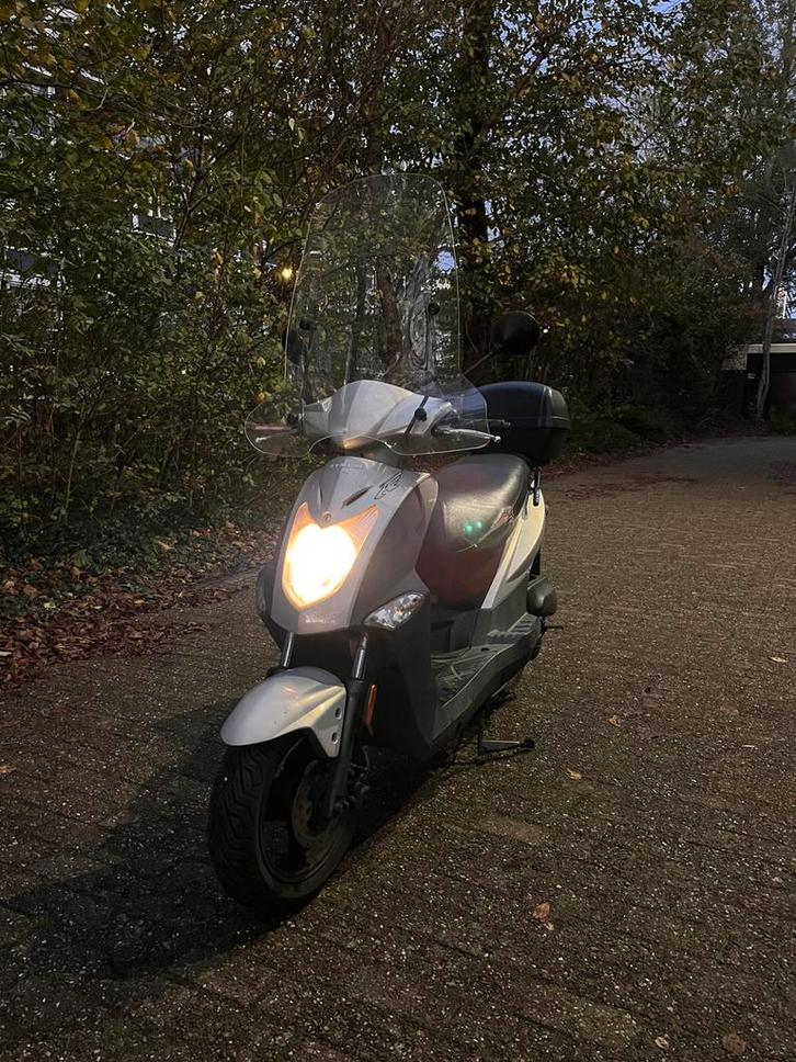 Kymco Agility 50cc bj2015 geel kenteken, Fietsen en Brommers, Scooters | Kymco, Zo goed als nieuw, Agility, Benzine, Ophalen