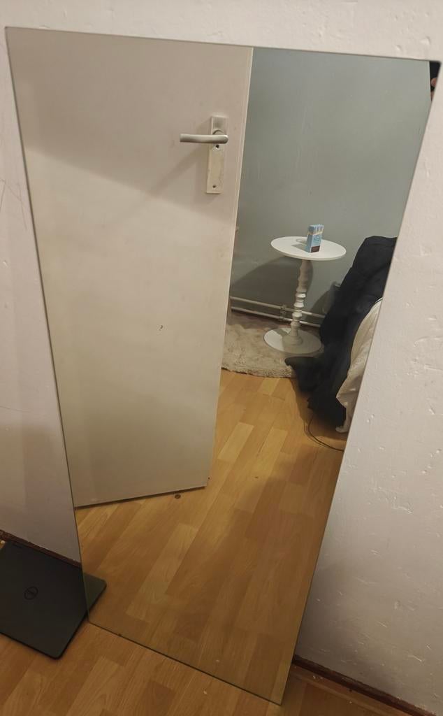 Splinternieuwe spiegel van IKEA, Ophalen