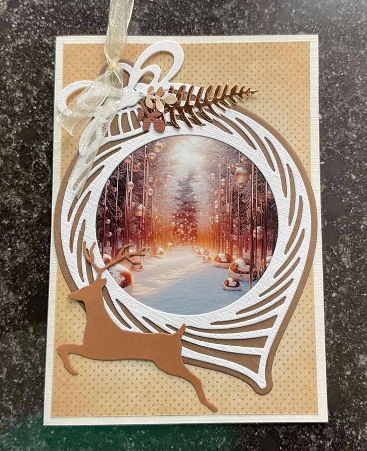 Nr 48 Kerst wenskaart Kerstbal met sneeuw bos goudtinten, Hobby en Vrije tijd, Kaarten | Zelfgemaakt, Nieuw, Kerst, Ophalen of Verzenden