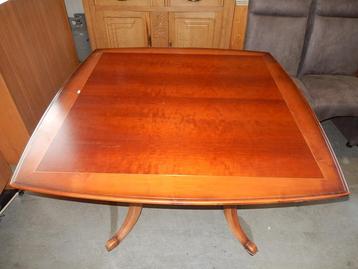Klassieke kersen eetkamertafel beschikbaar voor biedingen