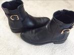 Zwarte enkellaarzen met goudkleurige gesp. Maat 38., Ophalen of Verzenden, Zo goed als nieuw, Zwart
