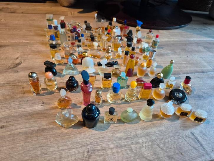 Bijzondere verzameling vintage miniatuur parfumflesjes, Verzamelen, Complete verzamelingen en Collecties, Ophalen