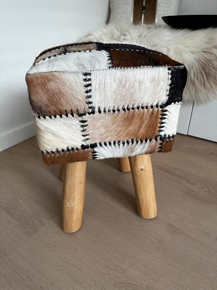Houten krukje met koeienhuid, Huis en Inrichting, Krukjes, Zo goed als nieuw, Hout, Ophalen