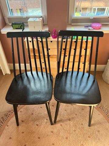 Twee houten eetkamerstoelen beschikbaar voor biedingen