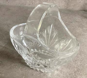 Glazen mandje met handvat beschikbaar voor biedingen