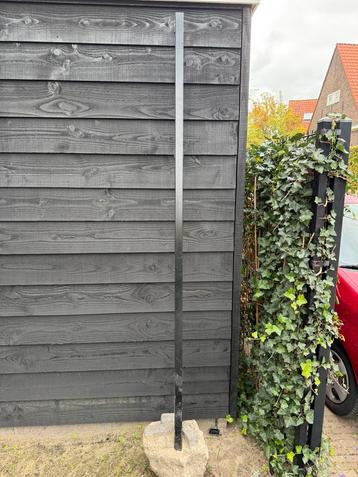Paal van hek beschikbaar voor biedingen