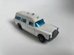 model Mercedes Benz Binz Ambulance, Matchbox Superkings 1/43, Hobby en Vrije tijd, Modelauto's | 1:43, Ophalen of Verzenden, Gebruikt