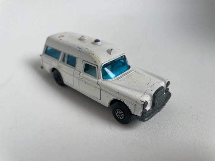 model Mercedes Benz Binz Ambulance, Matchbox Superkings 1/43, Hobby en Vrije tijd, Modelauto's | 1:43, Gebruikt, Auto, Matchbox