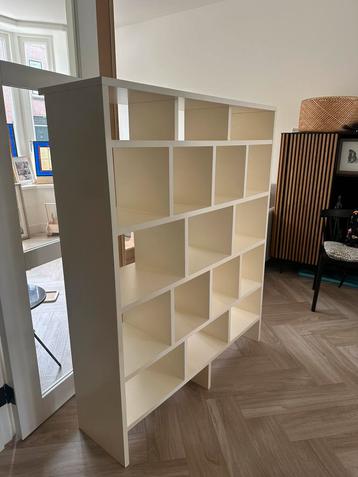 Design Boekenkast – Modern Geometrisch Ontwerp beschikbaar voor biedingen
