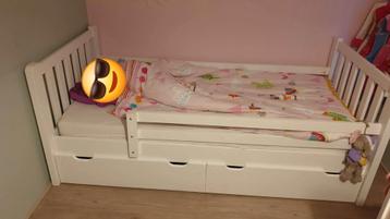 Kinderbed met lades en rekje  beschikbaar voor biedingen