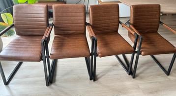 Vier eetkamer stoelen beschikbaar voor biedingen
