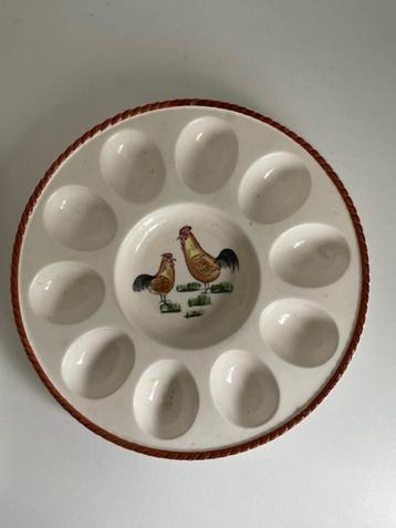 Eierschaal. Schaal voor 10 eieren. Haan en kip. Pasen beschikbaar voor biedingen