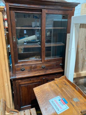 Mooie Houten Vitrinekast met Glas beschikbaar voor biedingen