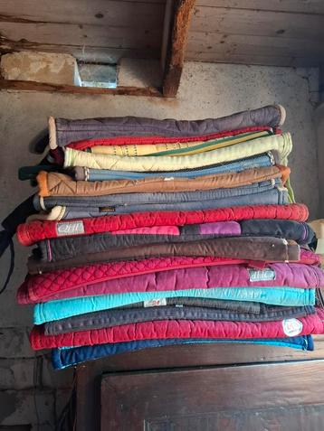Verschillende maten, soorten en kleuren dekjes beschikbaar voor biedingen