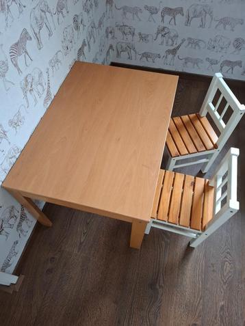 Kindertafel met 2 stoeltjes beschikbaar voor biedingen
