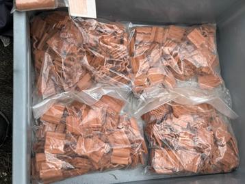 Terracotta dak- en nokpannen beschikbaar voor biedingen