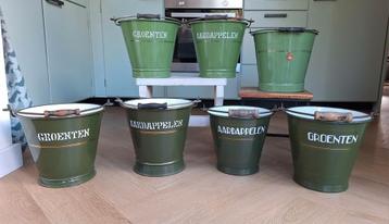 Verzameling emaille emmers aardappelen en groenten etc. beschikbaar voor biedingen