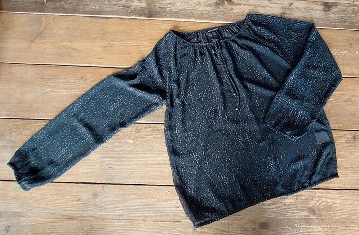 Zwarte blouse met elastiek in boord en mouwen. Merk Jazlyn., Kleding | Dames, Blouses en Tunieken, Zo goed als nieuw, Maat 42/44 (L)