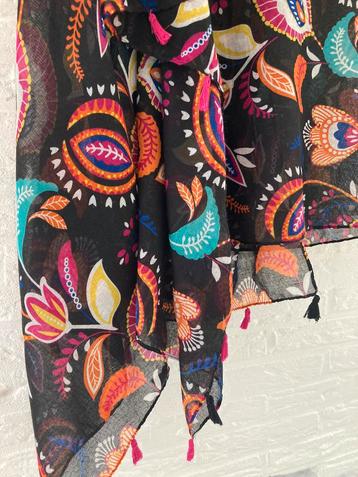 Gekleurde sjaal met mooie Boho Print en kwastjes beschikbaar voor biedingen