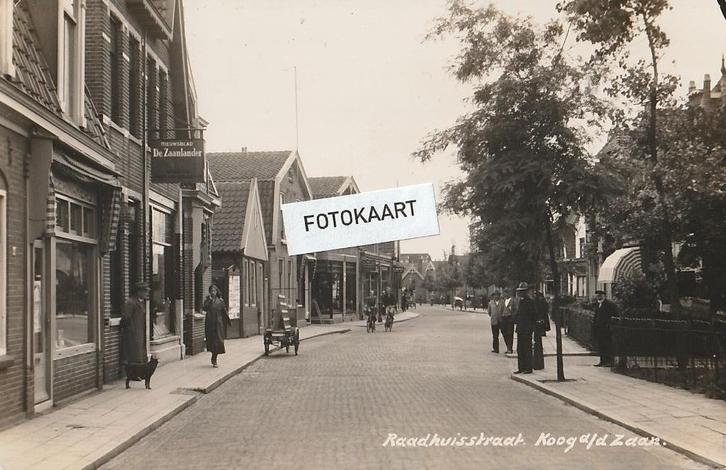 Fotokaart Koog aan de Zaan - Raadhuisstraat - Newo, Verzamelen, Ansichtkaarten | Nederland, Ongelopen, Noord-Holland, 1920 tot 1940