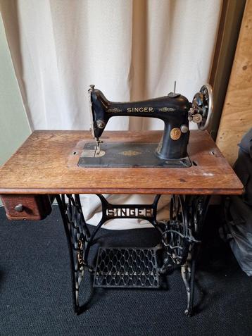 Antieke Singer Naaimachine op Tafel beschikbaar voor biedingen