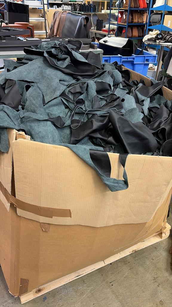 Grote partij leer - Diverse kleuren en formaten, Hobby en Vrije tijd, Stoffen en Lappen, Gebruikt, Leer of Kunstleer, 30 tot 120 cm