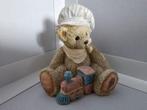 Origineel beertje wit petje en trein van Priscilla Hillman, Verzamelen, Ophalen of Verzenden, Nieuw, Beeldje, Overige merken