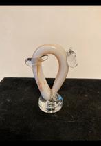 Klein wit en oranje glazen beeldje v poes / kat met hoge rug, Ophalen of Verzenden