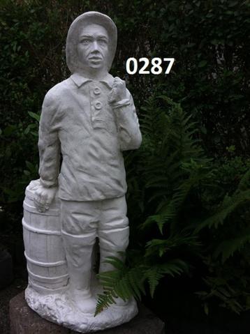 Visser man met een ton vol vis. beschikbaar voor biedingen