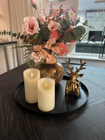 Decoratieve set met kaarsen en gouden hert beschikbaar voor biedingen